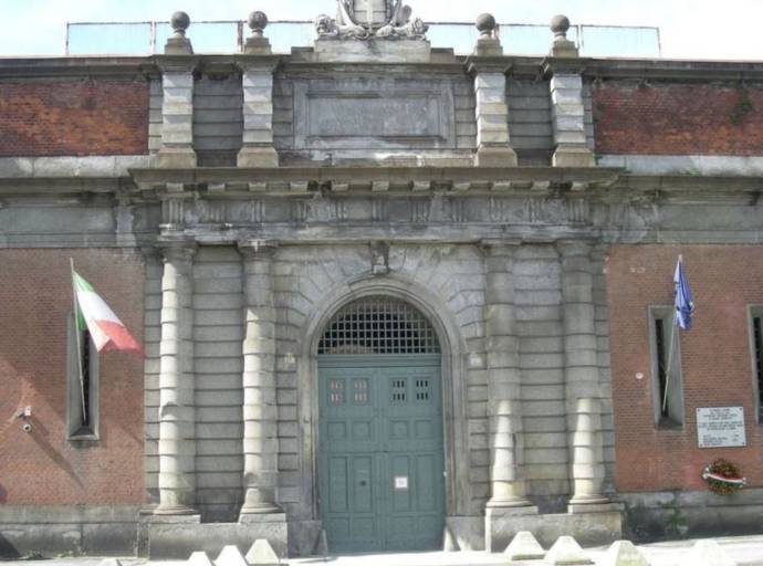 Torino ricorda i deportati delle Carceri Nuove: una Soglia d’Inciampo per dare voce a mille storie spezzate dalla barbarie nazista